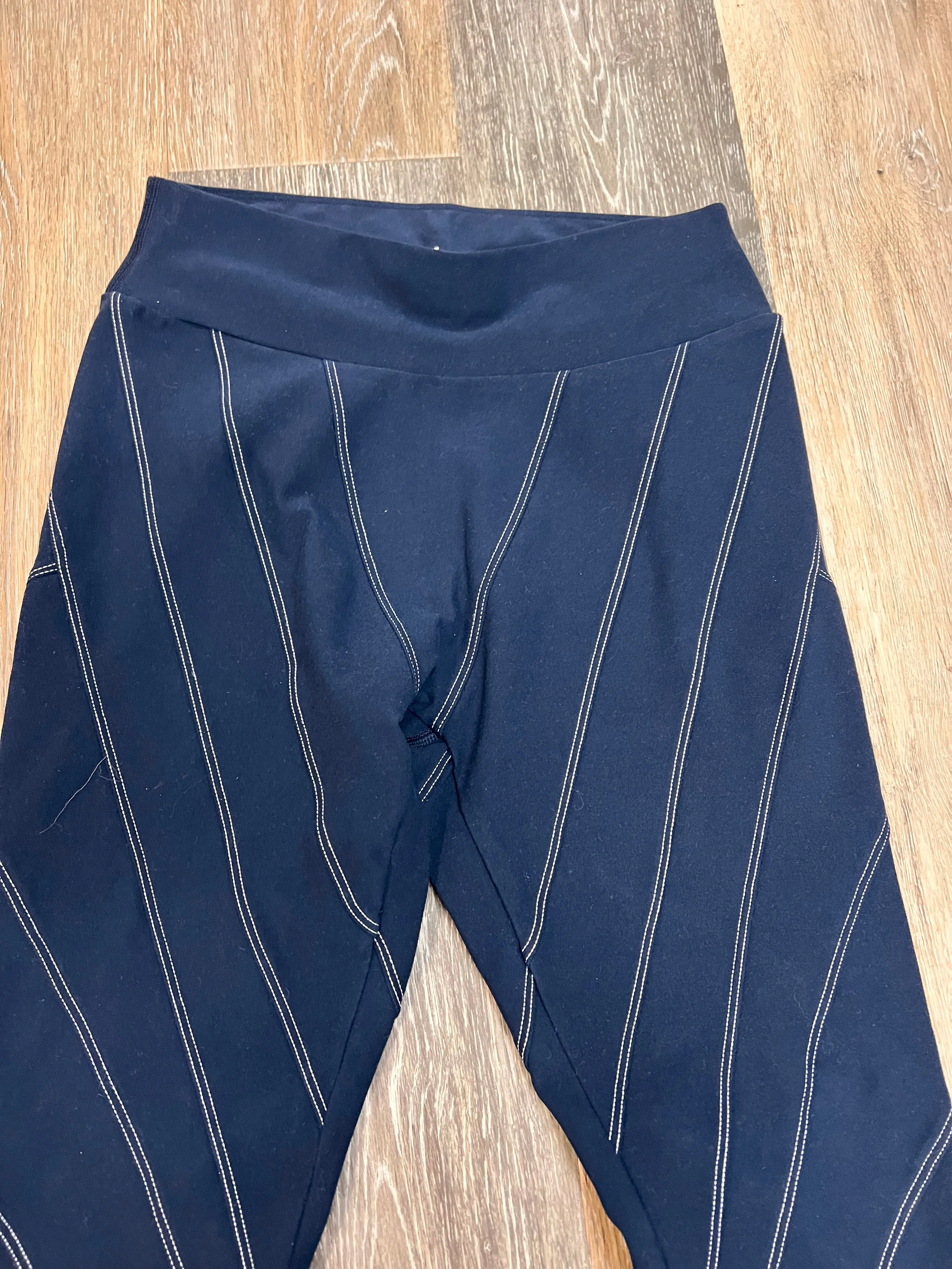 Athletic Leggings By Alo In Navy, Size: S