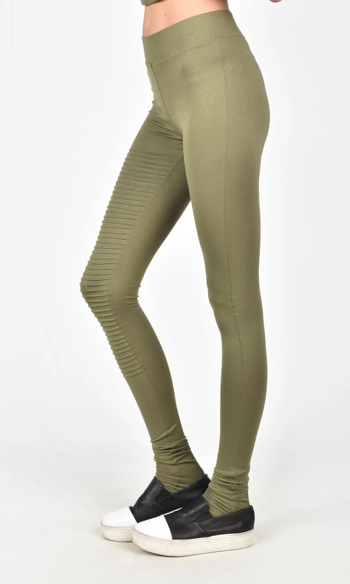 Extra Long Leggings with a Pin Tuck Pattern